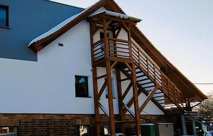 Balkon mit 2 Stühlen